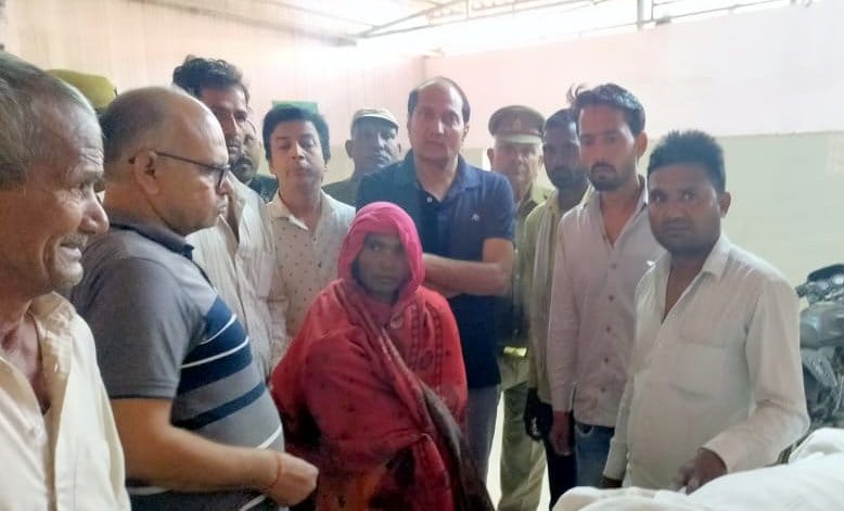 थानाभवन में विलाप करते राकेश के परिजनों सांत्वना देते पूर्व मंत्री सुरेश राणा। थानाभवन में विलाप करते राकेश के परिजनों सांत्वना देते पूर्व मंत्री सुरेश राणा।