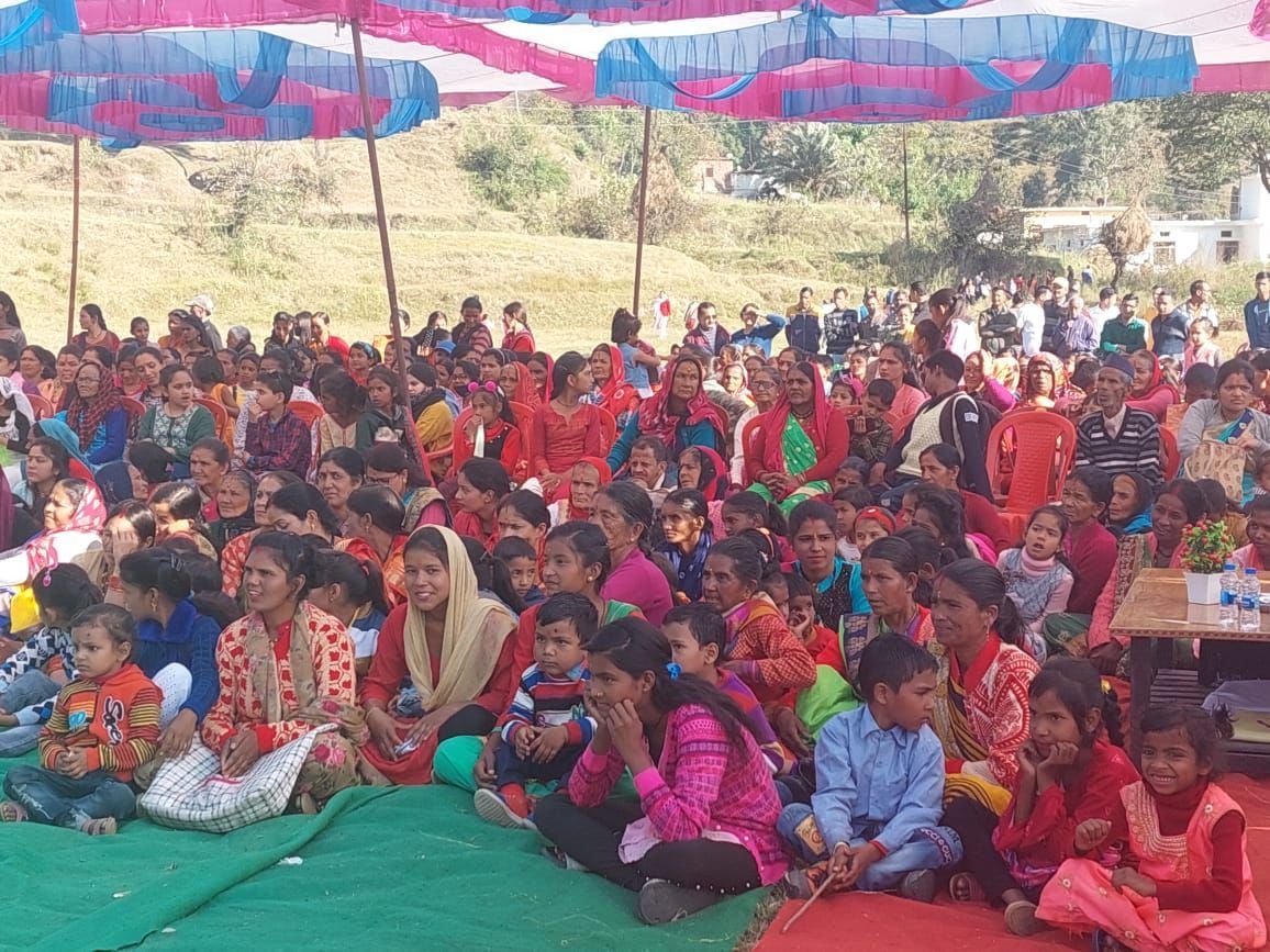 द्वाराहाट में बग्वाई कौतिक के दौरान हुए सांस्कृतिक कार्यक्रमों का लुत्फ लेते स्थानी लोग। संवा? द्वाराहाट में बग्वाई कौतिक के दौरान हुए सांस्कृतिक कार्यक्रमों का लुत्फ लेते स्थानी लोग। संवा?