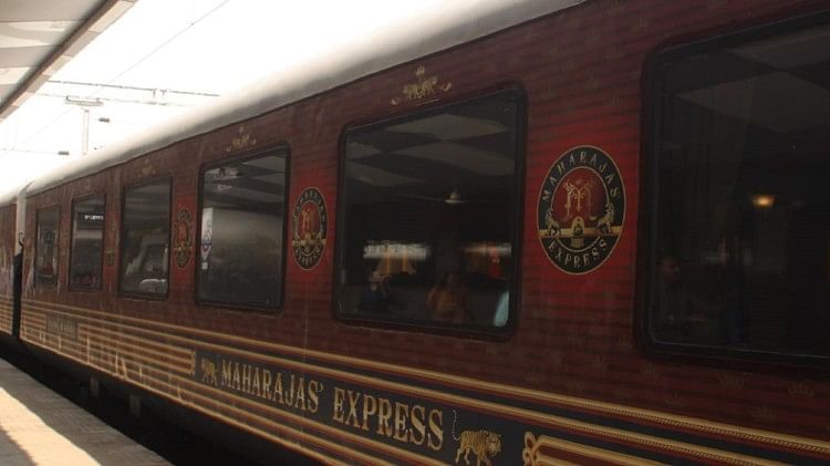 ढाई साल बाद वाराणसी पहुंची महाराजा एक्सप्रेस ट्रेन