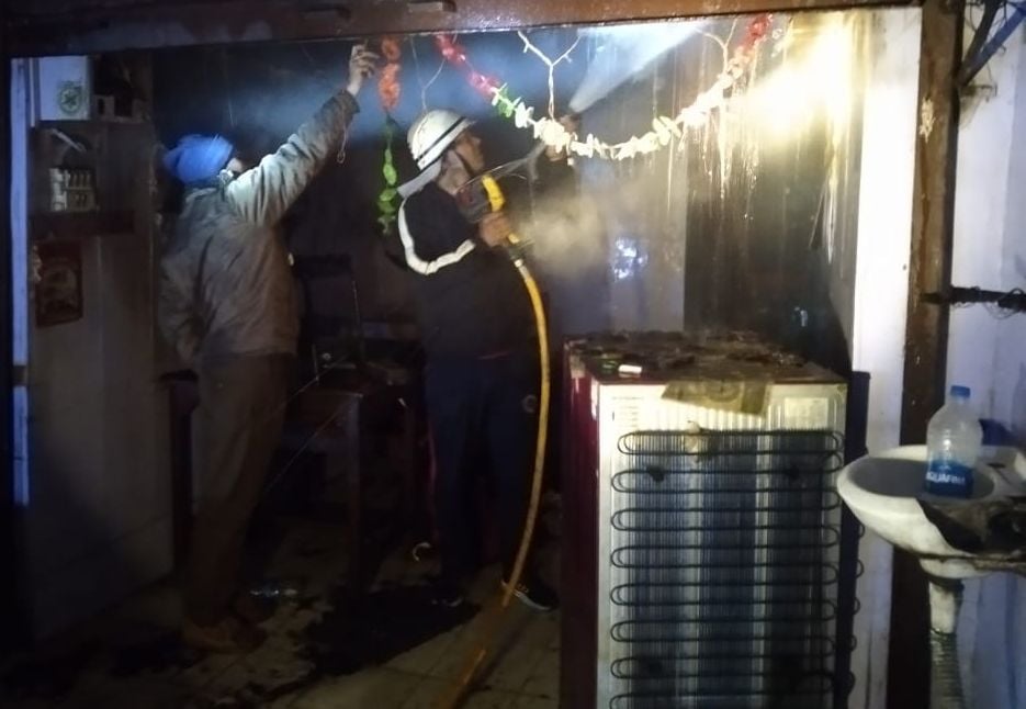 अल्मोड़ा के माल रोड स्थित रेस्टोरेंट में आग बुझाते दमकल कर्मी। संवाद