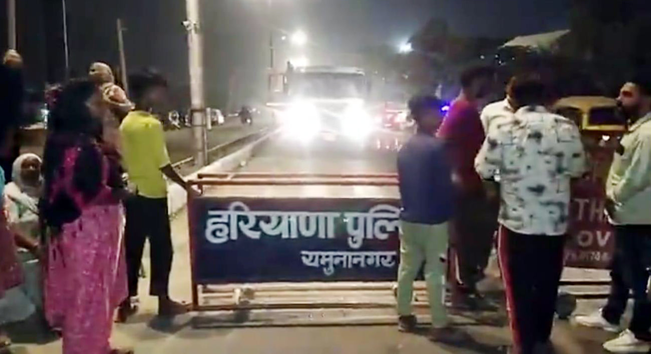 बैरिकेड लगाकर यातायात रोकते लापता नाबालिग के घर वाले। संवाद बैरिकेड लगाकर यातायात रोकते लापता नाबालिग के घर वाले। संवाद