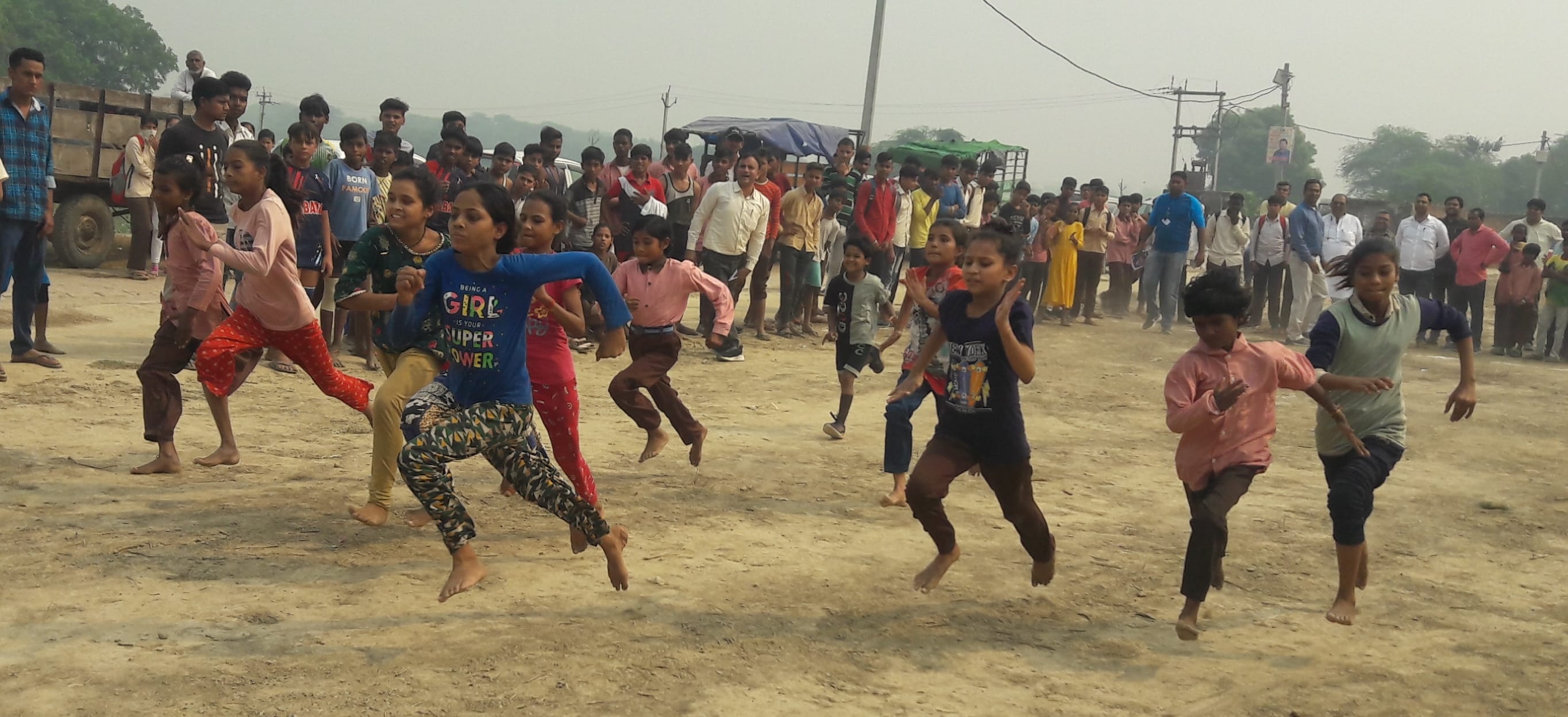 ंछाड के लाल बहादुर इंटर कॉलेज में दौड़ में प्रतिभाग करती छात्राएं ंछाड के लाल बहादुर इंटर कॉलेज में दौड़ में प्रतिभाग करती छात्राएं