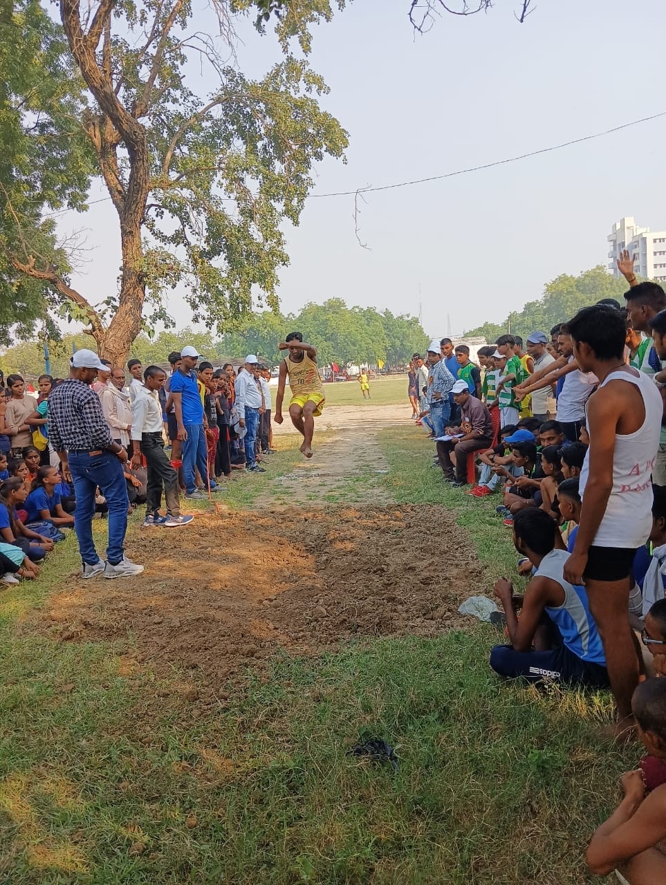 फोटो 28 बीएनडीपी 13- लंबी कूद में भाग लेते प्रतिभागी। संवाद
