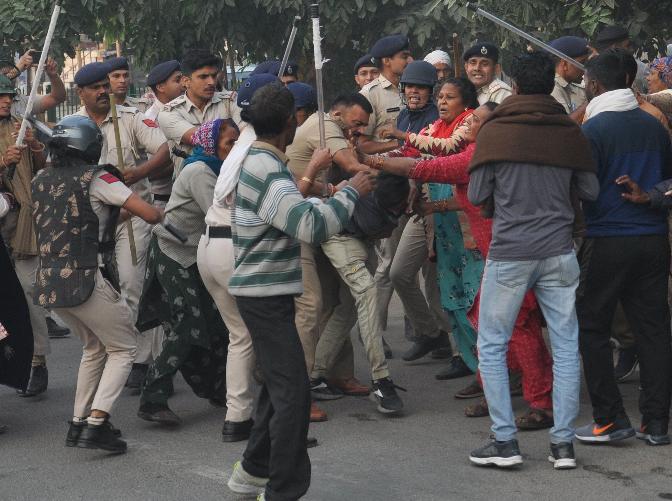 हिसार कचरा उठाने के दौरान विरोध करने पहुंचे सफाई कर्मचारियों पर बल प्रयोग करते पुलिसकर्मी। प्रव