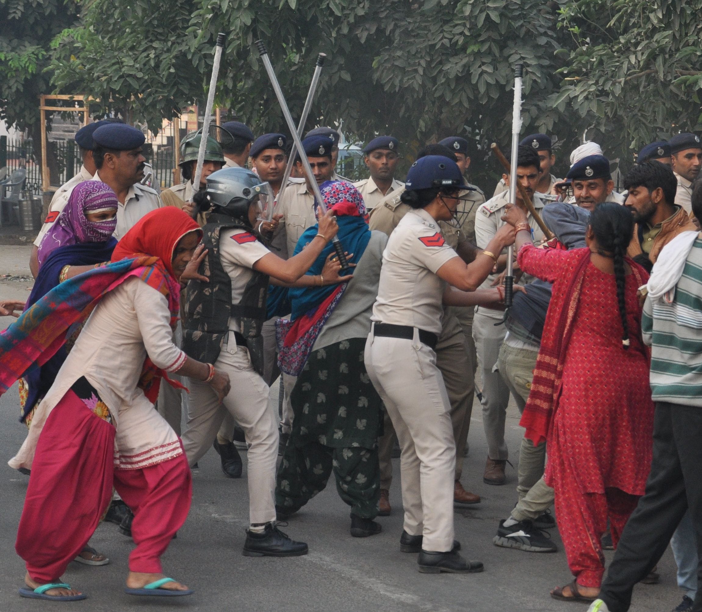 हिसार कचरा उठाने के दौरान विरोध करने पहुंचे सफाई कर्मचारियों पर बल प्रयोग करते पुलिसकर्मी। प्रव