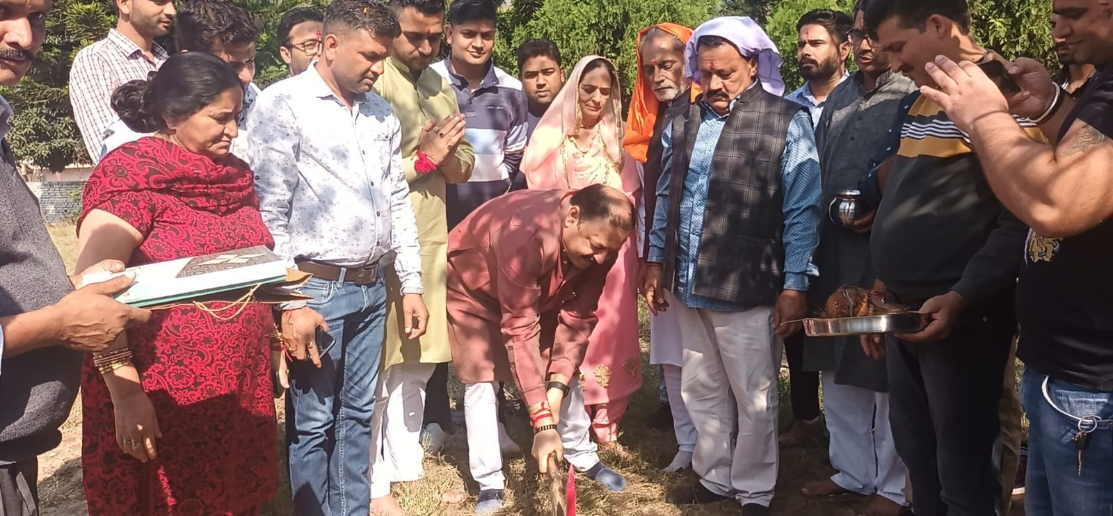 नगर में पार्किंग का शापिंग कामपलेक्स के काम को शुरू करवाते हुए। नगर में पार्किंग का शापिंग कामपलेक्स के काम को शुरू करवाते हुए।