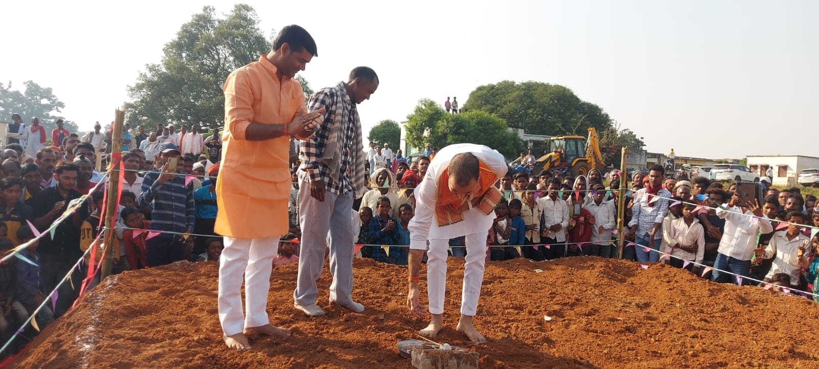 नगवां ब्लॉक के चिचलिक शिव मंदिर परिसर में विराट कुश्ती दंगल में पुजन कर शुभारंभ करते एमएलसी विनि?