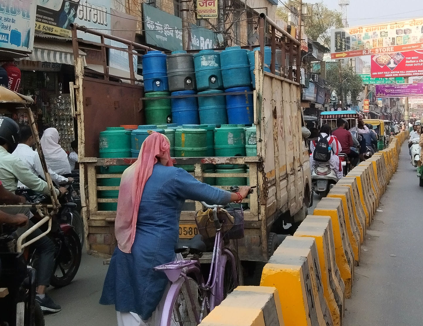 नेहरू मार्केट में लगा जाम नेहरू मार्केट में लगा जाम
