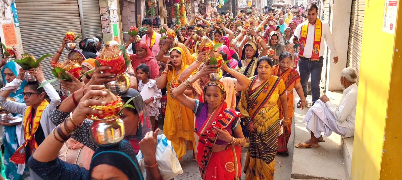 नकुड़ में कलश यात्रा में शामिल महिलाएं नकुड़ में कलश यात्रा में शामिल महिलाएं