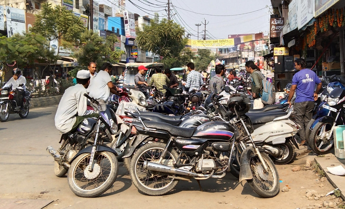 प्रताप मार्केट में सड़क पर खड़ी बाइके प्रताप मार्केट में सड़क पर खड़ी बाइके