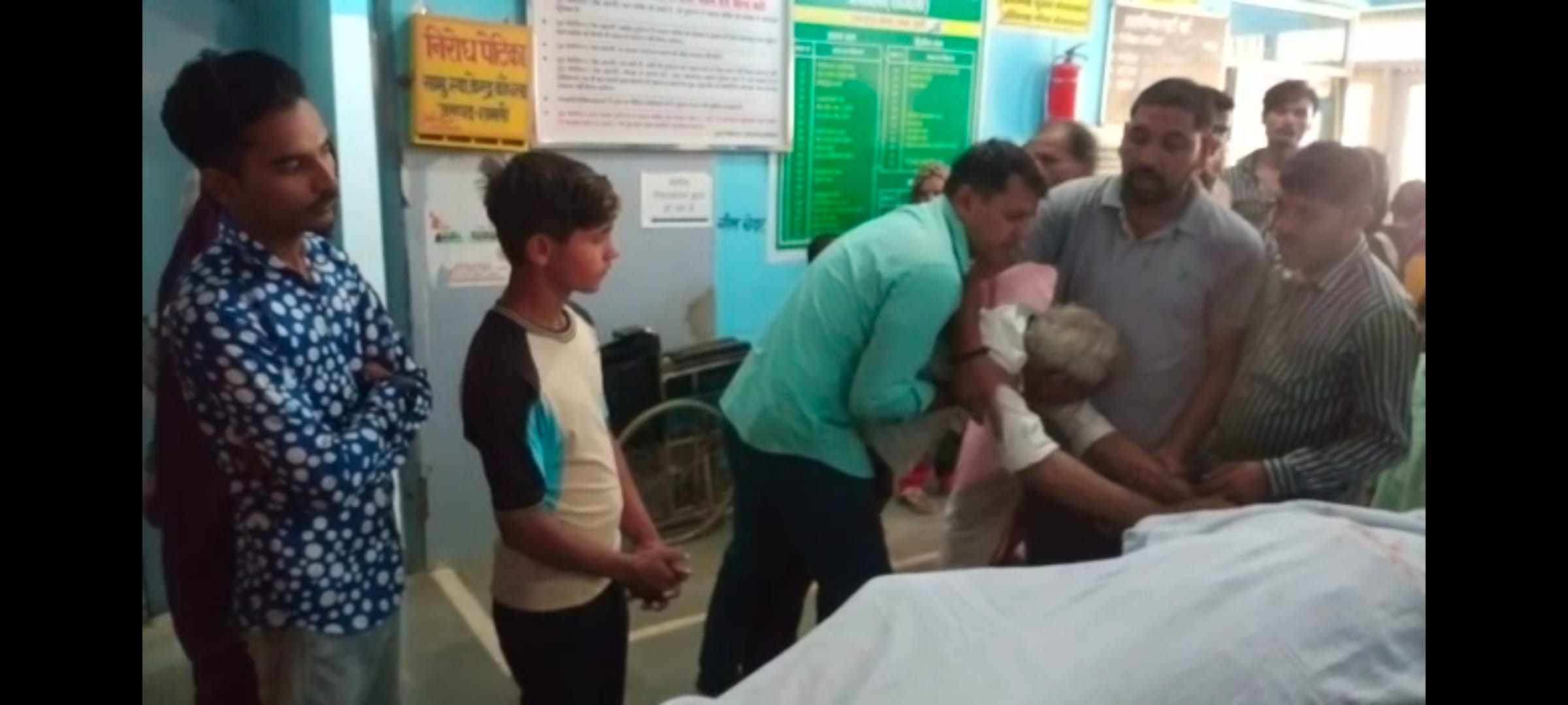 रितु की मौत के बाद अस्पताल में विलाप करते परिजन। रितु की मौत के बाद अस्पताल में विलाप करते परिजन।