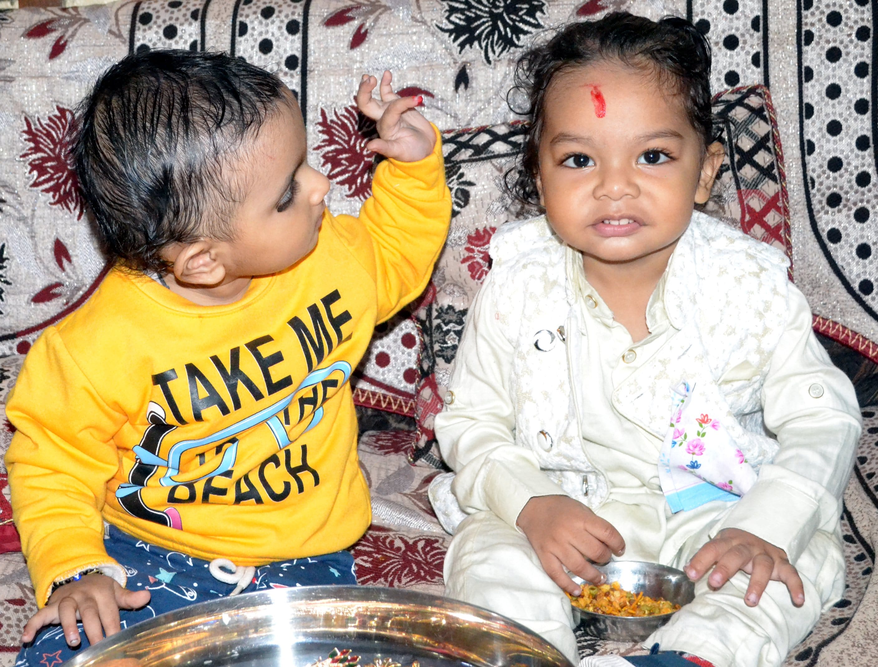 शामली में भैया दूज पर भाई को तिलक करती बहन। शामली में भैया दूज पर भाई को तिलक करती बहन।