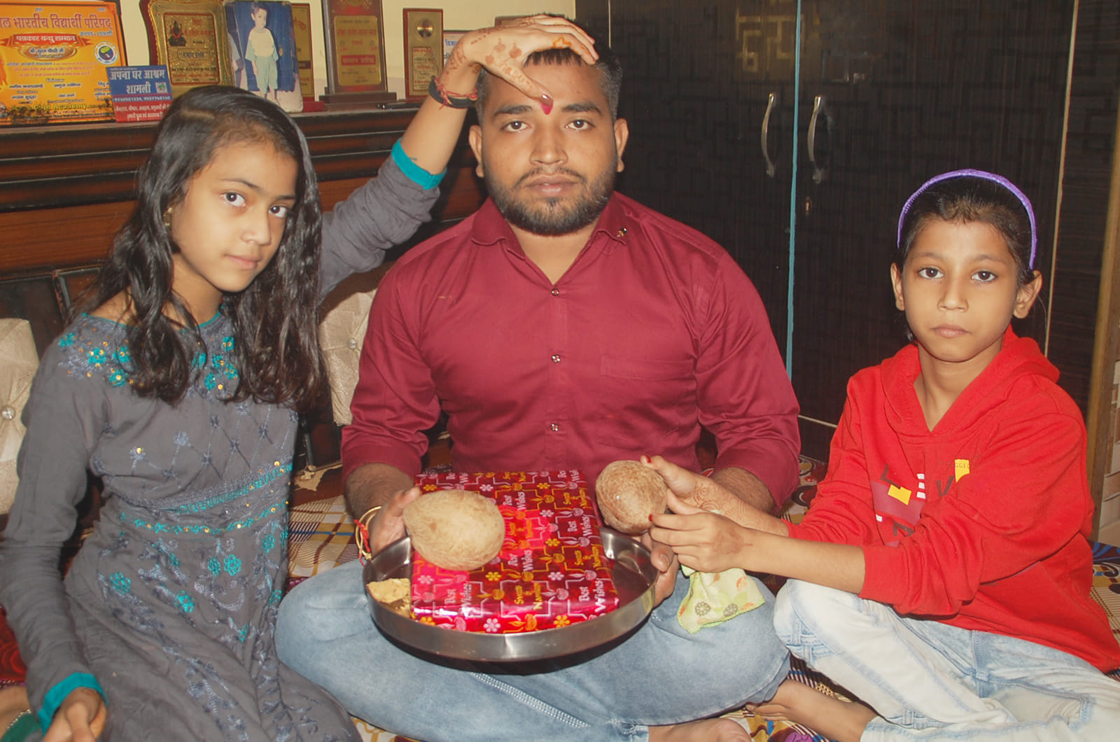 शामली में भैया दूज पर भाई को तिलक करती बहनें। शामली में भैया दूज पर भाई को तिलक करती बहनें।
