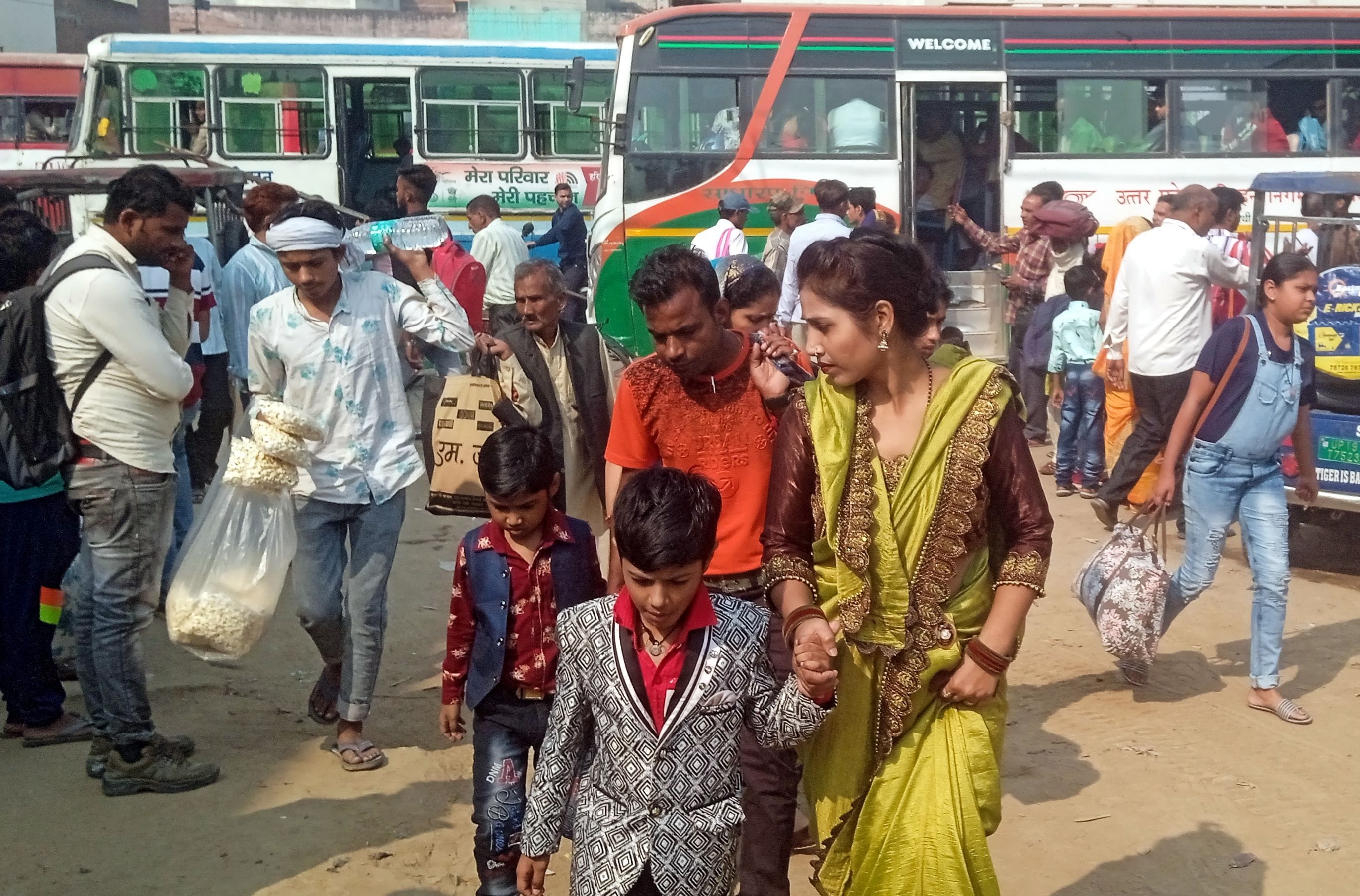 शामली रोडवेज बस अड्डे पर बस की इंतजार में खड़े यात्री।