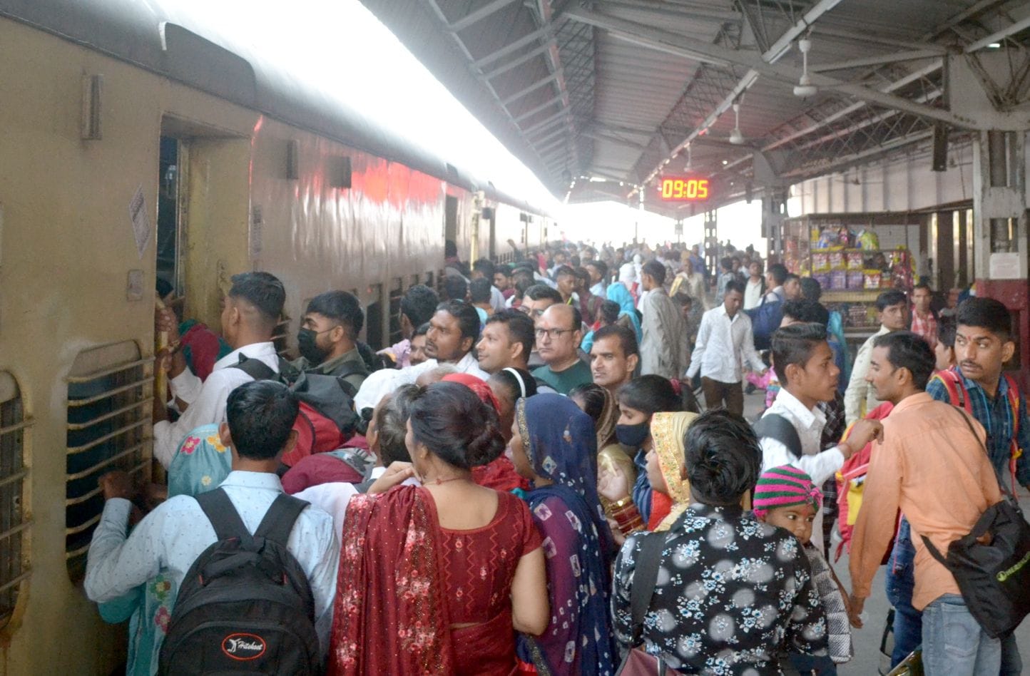 शामली रेलवे स्टेशन पर ट्रेन में चढ़ने के लिए यात्रियों की लगी भीड़।