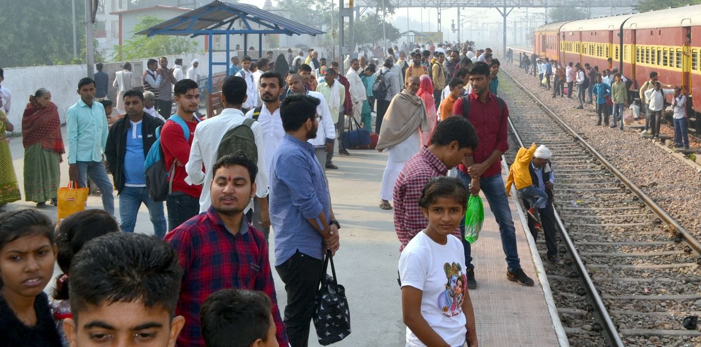 शामली रेलवे स्टेशन पर यात्रियों की भीड़।