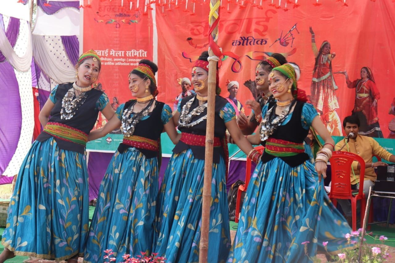 द्वाराहाट के बग्वाई मेले में सांस्कृतिक कार्यक्रम प्रस्तुत करतीं छात्राएं। संवाद द्वाराहाट के बग्वाई मेले में सांस्कृतिक कार्यक्रम प्रस्तुत करतीं छात्राएं। संवाद