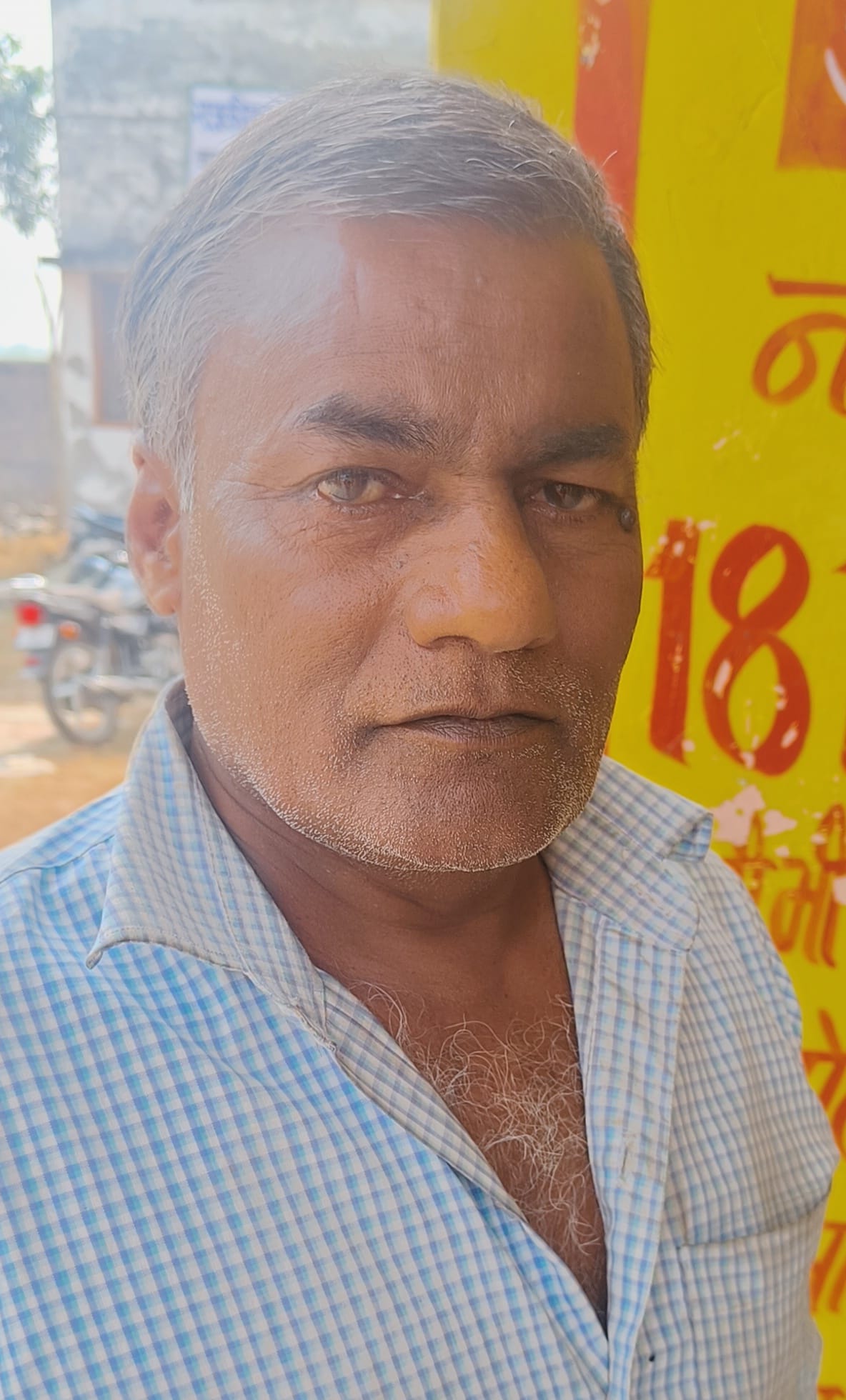 बाबरी के प्राथमिक स्वास्थ्य केंद्र पर जांच कराने पहुंचा मरीज चंद्रपाल। बाबरी के प्राथमिक स्वास्थ्य केंद्र पर जांच कराने पहुंचा मरीज चंद्रपाल।