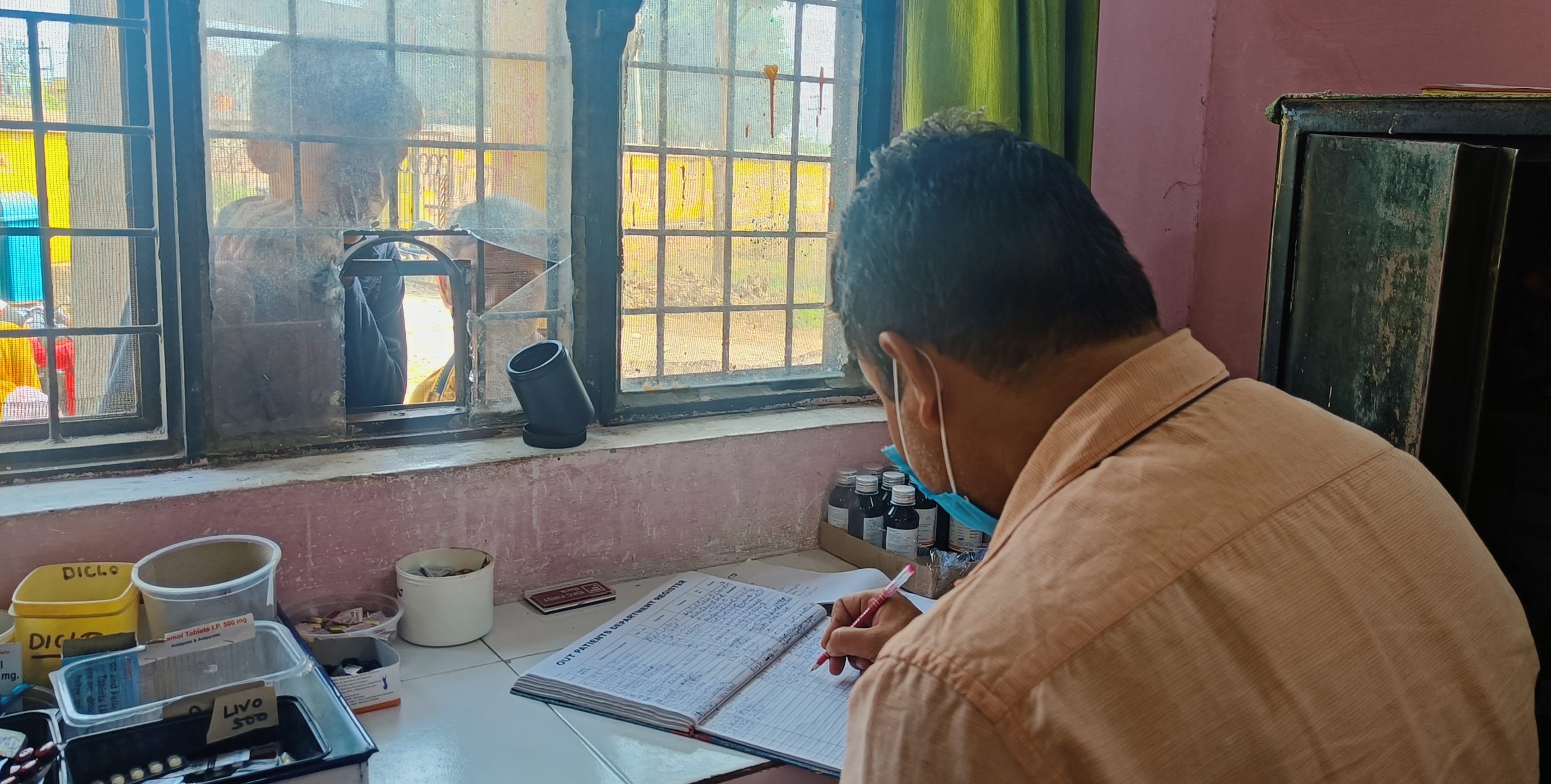 बाबरी के प्राथमिक स्वास्थ्य केंद्र पर मरीजों को दवाई देता फार्मासिस्ट। बाबरी के प्राथमिक स्वास्थ्य केंद्र पर मरीजों को दवाई देता फार्मासिस्ट।