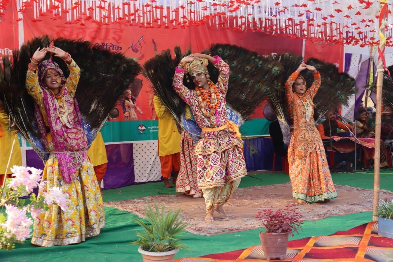 बग्वालीपोखर के बग्वाई मेले में नृत्य पेश करते कलाकार। संवाद बग्वालीपोखर के बग्वाई मेले में नृत्य पेश करते कलाकार। संवाद