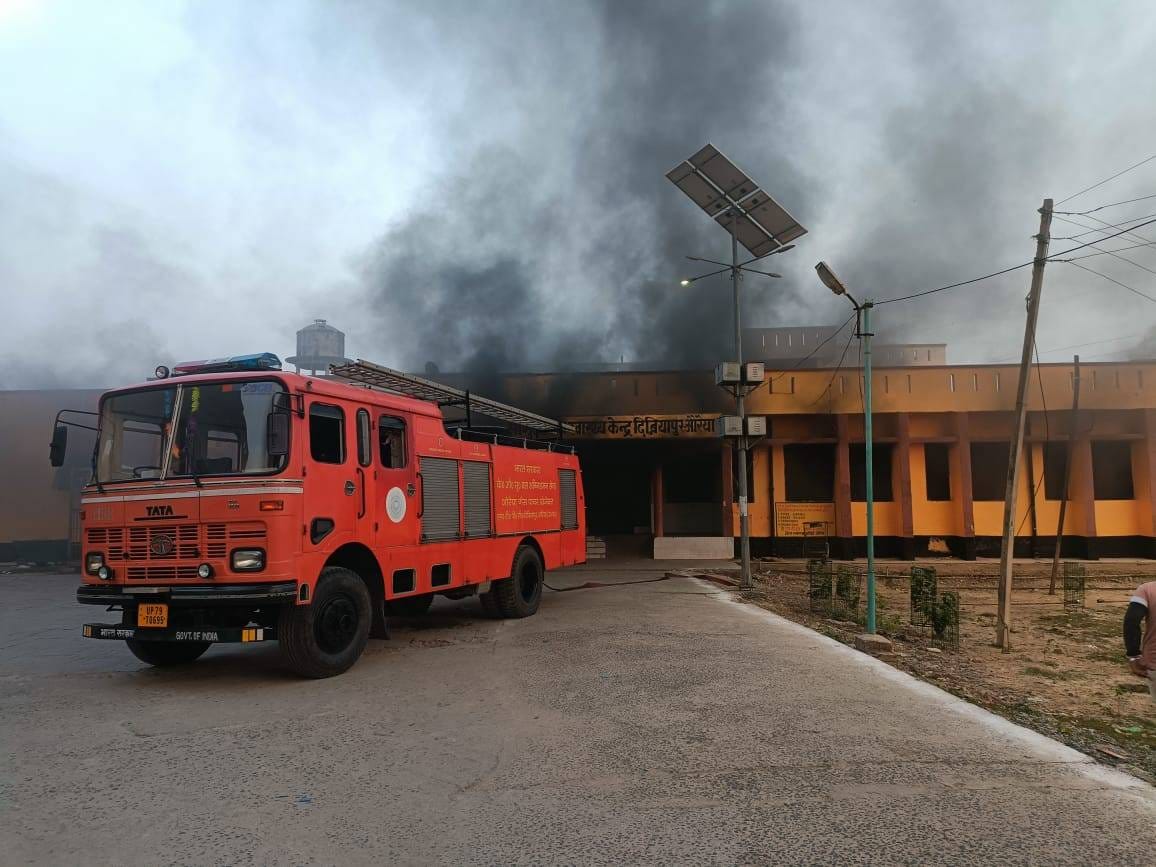 फोटो-29एयूआरपी-40- सीएचसी के कमरे से उठता धुआं, आग बुझाती फायर ब्रिगेड की गाड़ी। संवाद फोटो-29एयूआरपी-40- सीएचसी के कमरे से उठता धुआं, आग बुझाती फायर ब्रिगेड की गाड़ी। संवाद