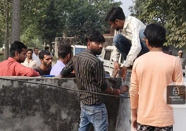 झिंझाना थाना क्षेत्र के गांव छछरपुर में नलकूपों पर मीटर लगाने पहुंची विद्युत विभाग की टीम।