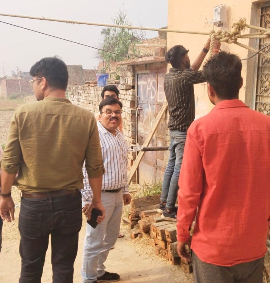 झिंझाना थाना क्षेत्र के गांव छछरपुर में नलकूपों पर मीटर लगाने पहुंची विद्युत विभाग की टीम।