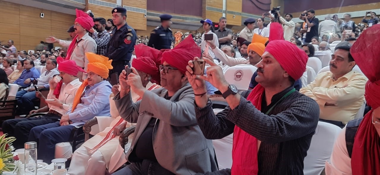 कलाकारों की प्रस्तुति को मोबाइल में कैद करते अभिनेता सतीश कौशिक व अन्य। संवाद कलाकारों की प्रस्तुति को मोबाइल में कैद करते अभिनेता सतीश कौशिक व अन्य। संवाद