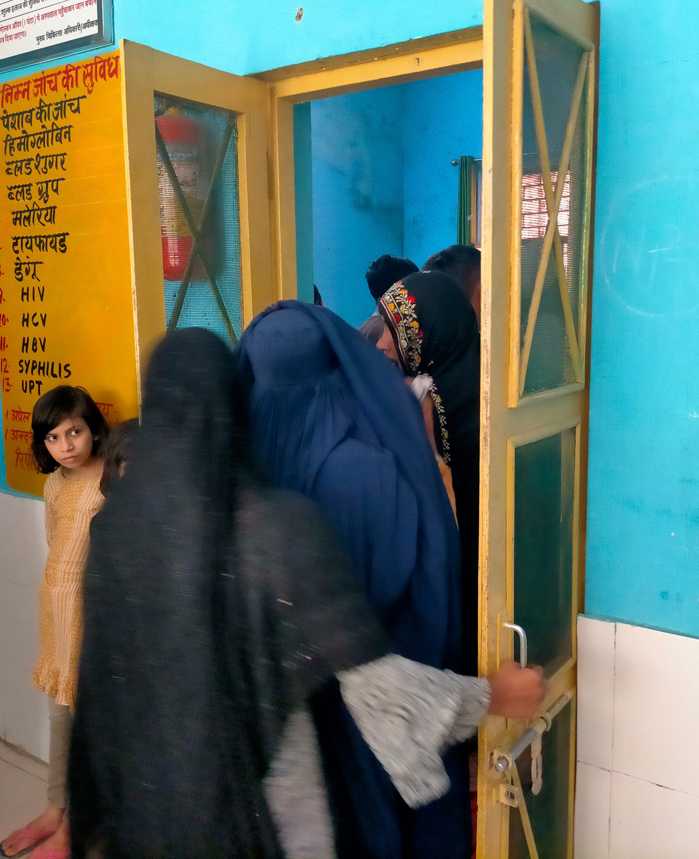 कैराना में सरकारी अस्पताल पर लगी मरीजों की भीड़। कैराना में सरकारी अस्पताल पर लगी मरीजों की भीड़।