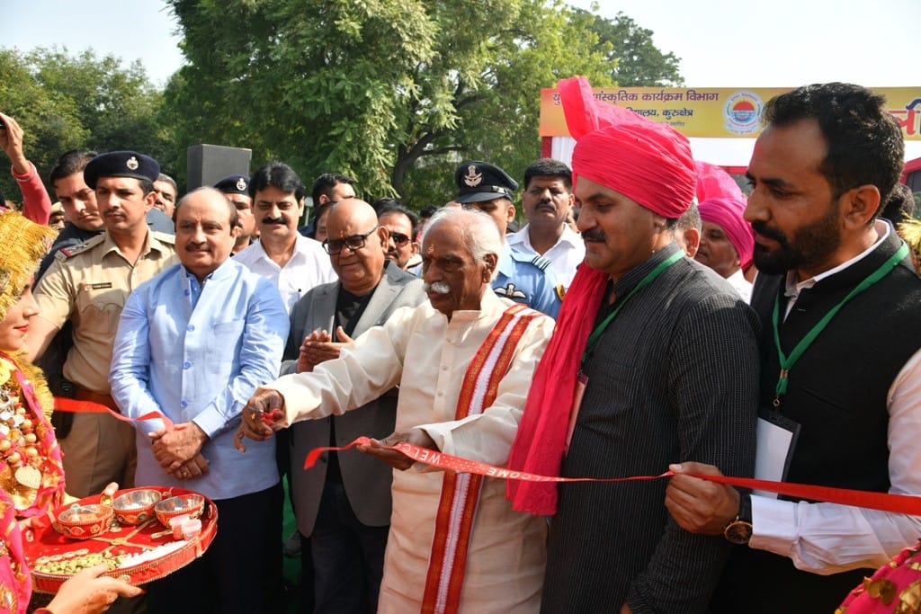 केयू में हरियाणवी लोक कला प्रदर्शनी का शुभारंभ करते राज्यपाल बंडारू दत्तात्रेय साथ में बॉलीवुड केयू में हरियाणवी लोक कला प्रदर्शनी का शुभारंभ करते राज्यपाल बंडारू दत्तात्रेय साथ में बॉलीवुड