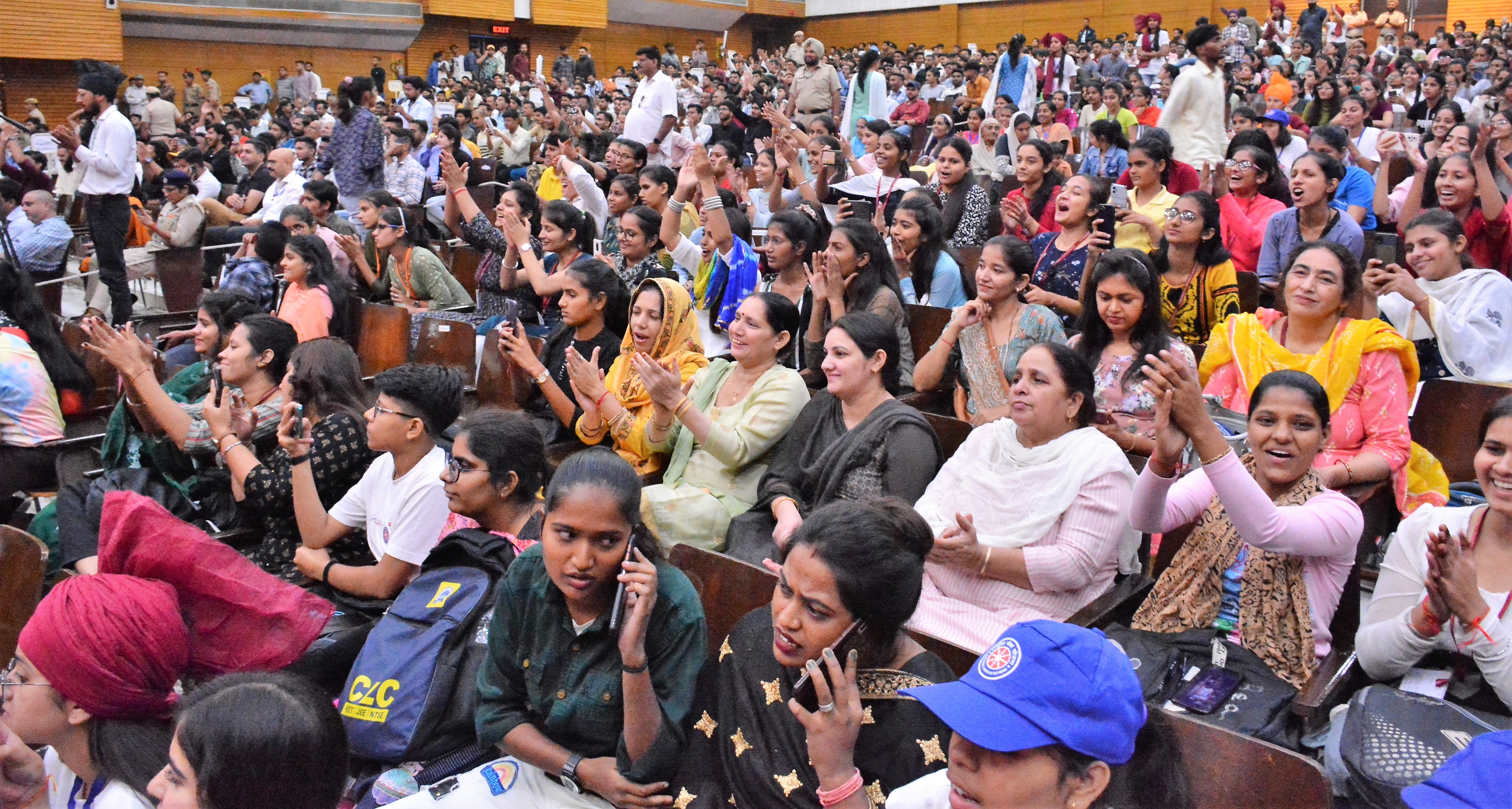 महोत्सव में कार्यक्रम के दौरान ताली बजाकर हौसला बढ़ाते शिक्षक व विद्यार्थी। संवाद महोत्सव में कार्यक्रम के दौरान ताली बजाकर हौसला बढ़ाते शिक्षक व विद्यार्थी। संवाद