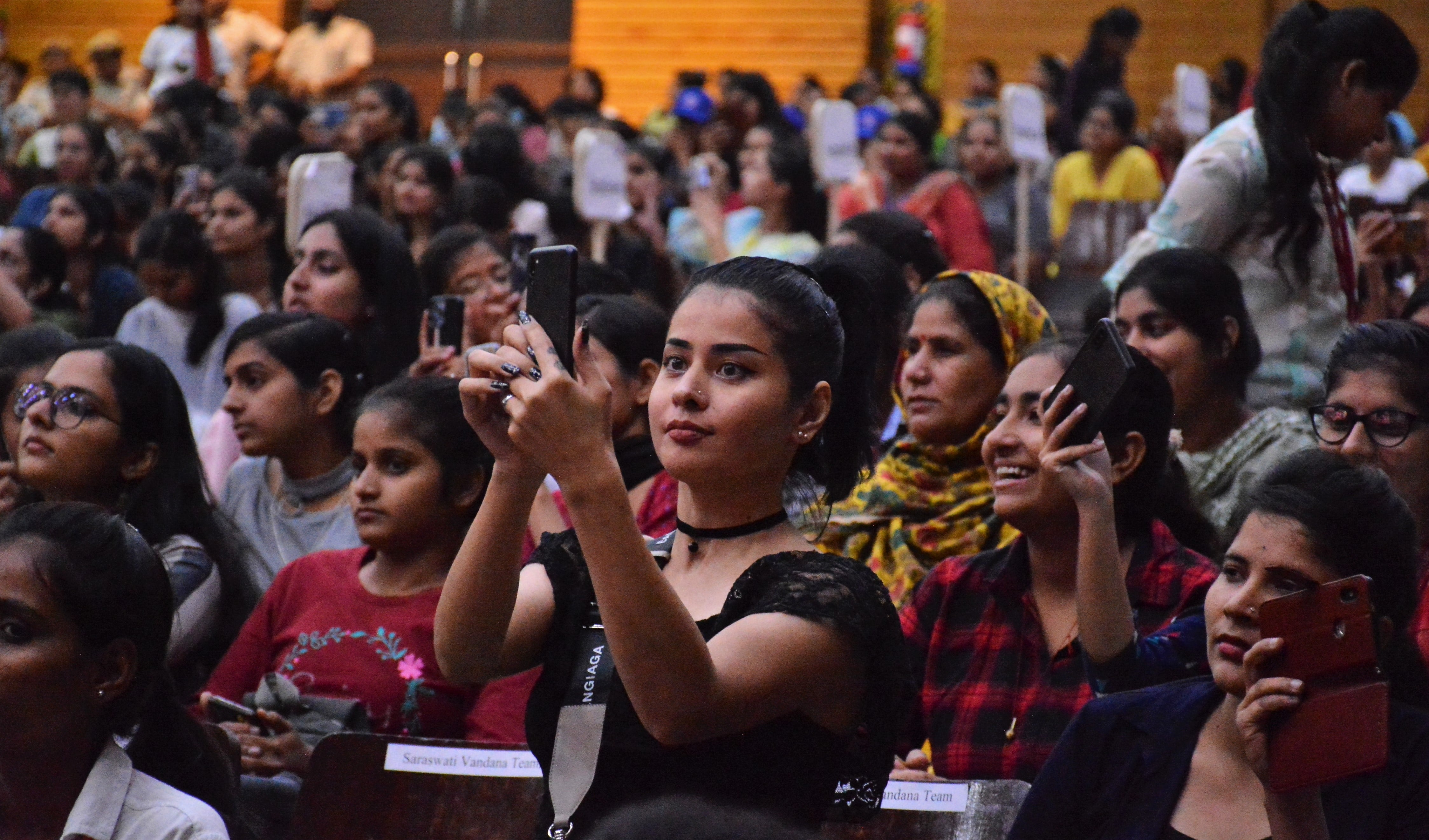 सांस्कृतिक कार्यक्रम की प्रस्तुति को मोबाइल में कैद करती छात्राएं। संवाद सांस्कृतिक कार्यक्रम की प्रस्तुति को मोबाइल में कैद करती छात्राएं। संवाद