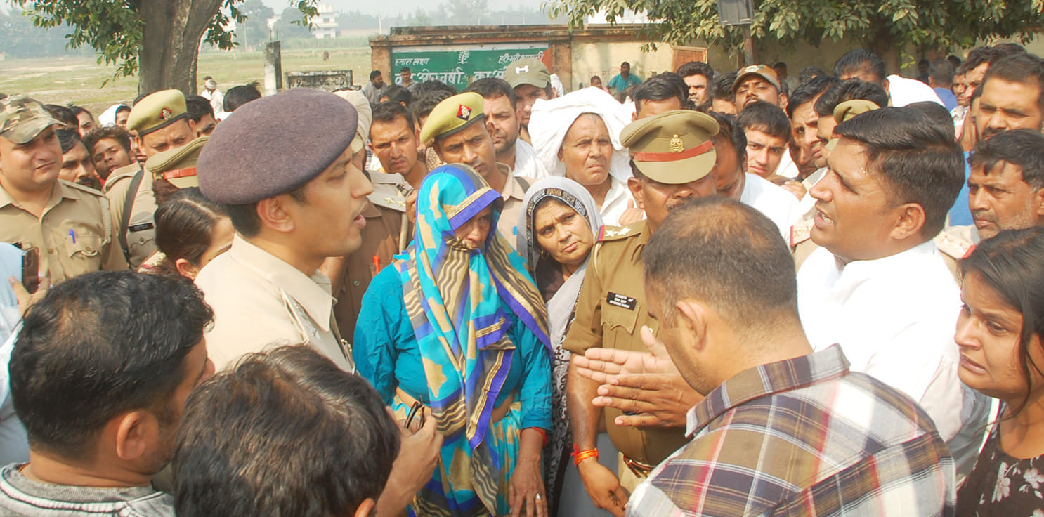 शामली बनत पोस्टमार्टम हाउस पर हंगामा  कर रहे युवक के परिजनो को समझाते एसपी