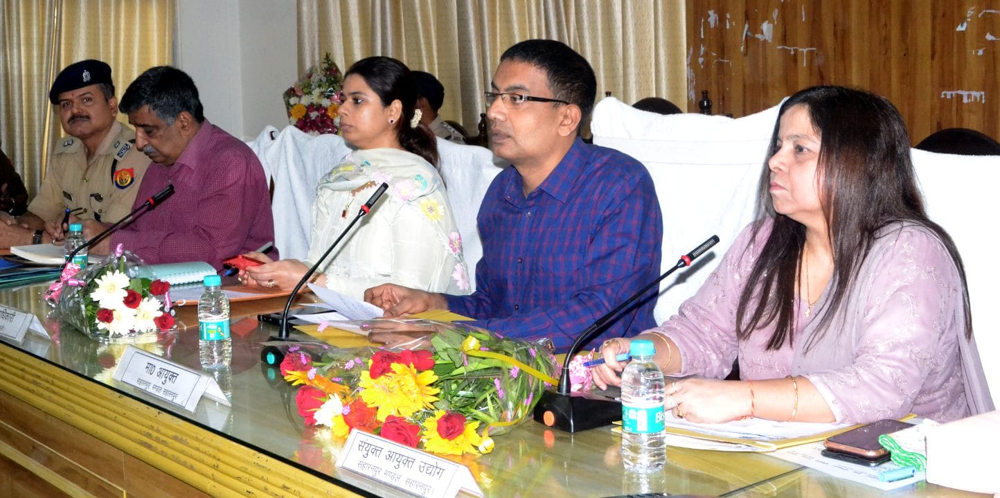 शामली कलक्ट्रेट सभागार में उद्योग बंधु की बैठक लेते मंडलायुक्त डॉ. लोकश एम.  व संयुक्त उद्योग आयु?