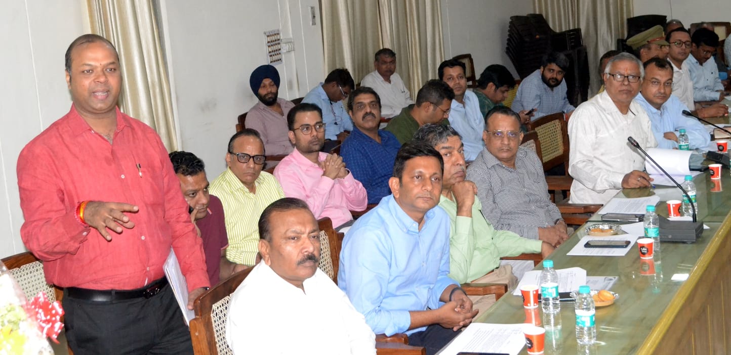 शामली कलक्ट्रेट सभागार में उद्योग बंधु  की बैठक में अपने विचार रखते उद्यमी अंकित गोयल व मोजूद अन्