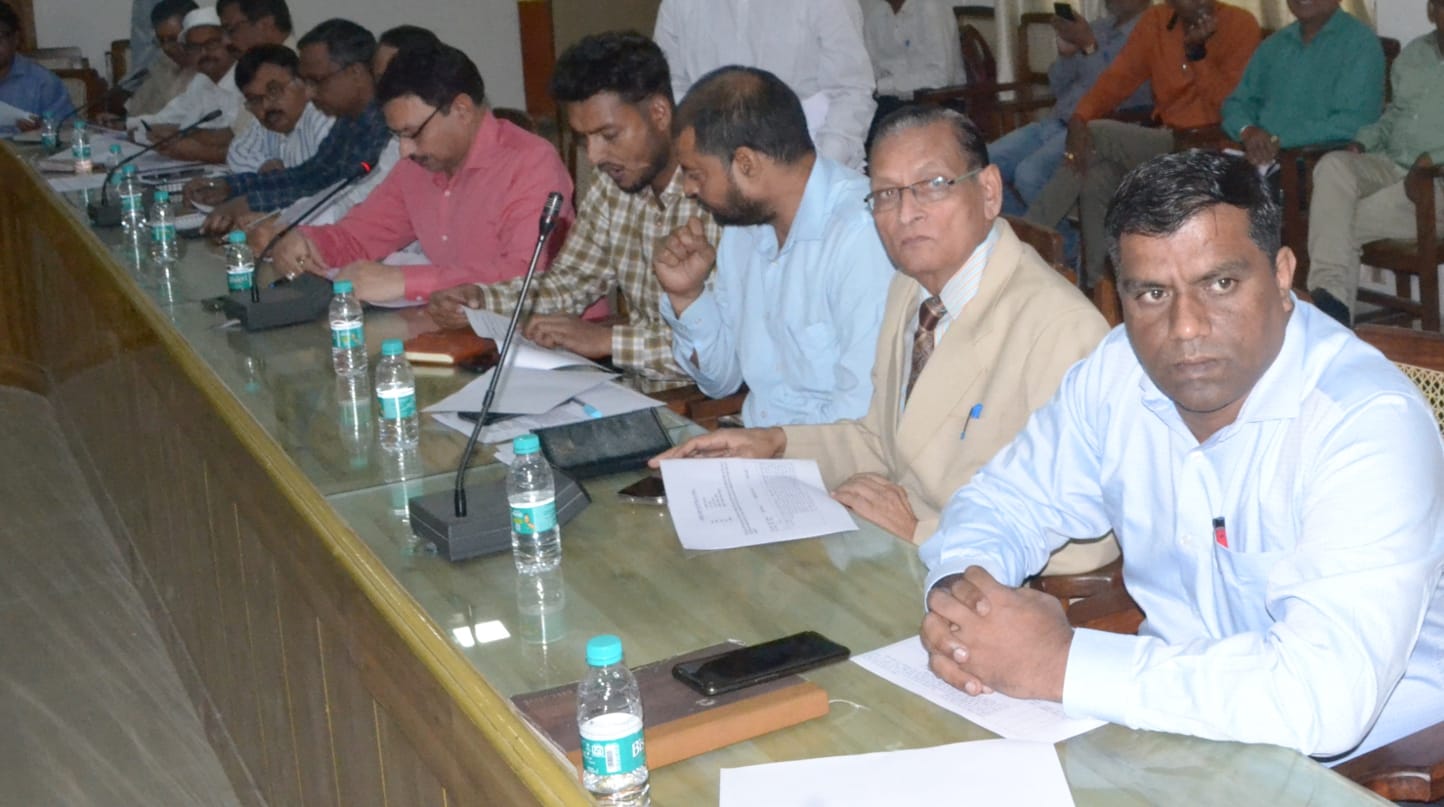 शामली कलक्ट्रेट सभागार में उद्योग बंधु  की बैठक मौजूद अधिकारी।