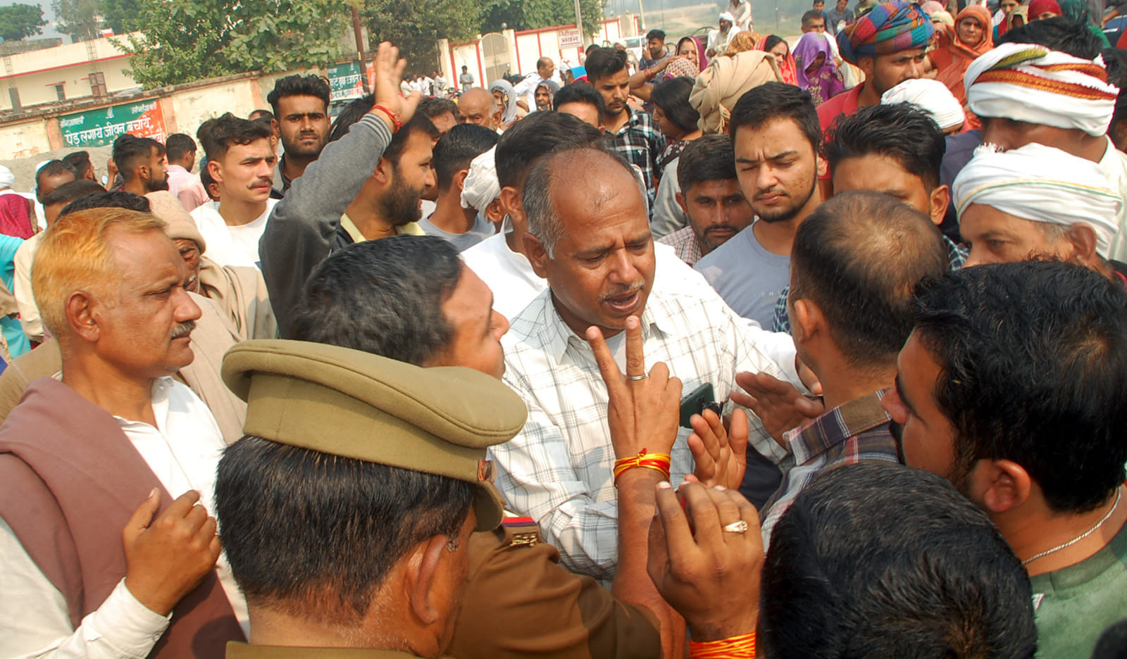 शामली में पोस्टमार्टम हाऊस पर हंगामा करते जलालपुर के ग्रामीण।