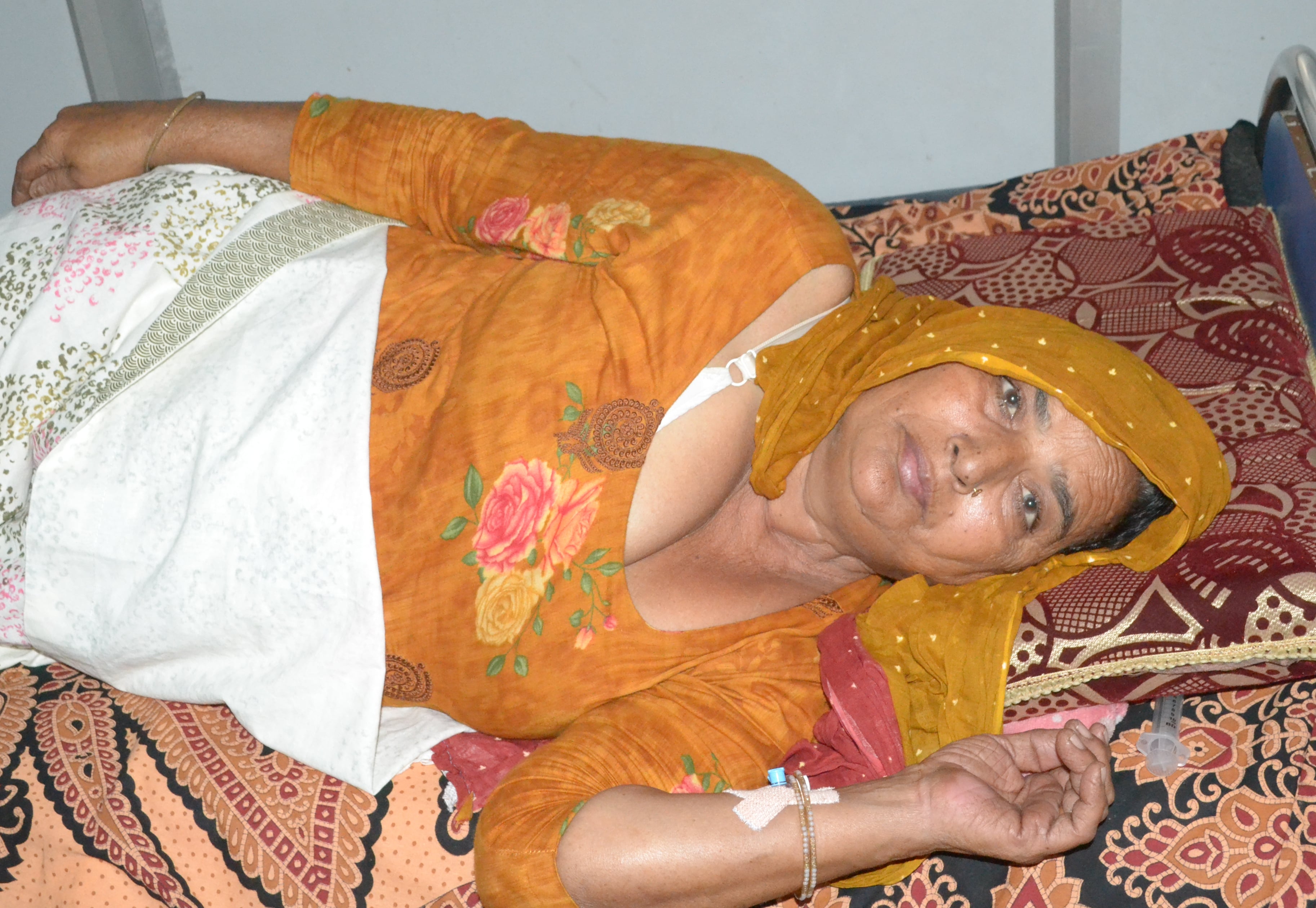 शामली प्राइवेट नर्सिंग होम में भर्ती बुखार से पीड़ित गांव बीनड़ा निवासी महिला सरोज। शामली प्राइवेट नर्सिंग होम में भर्ती बुखार से पीड़ित गांव बीनड़ा निवासी महिला सरोज।