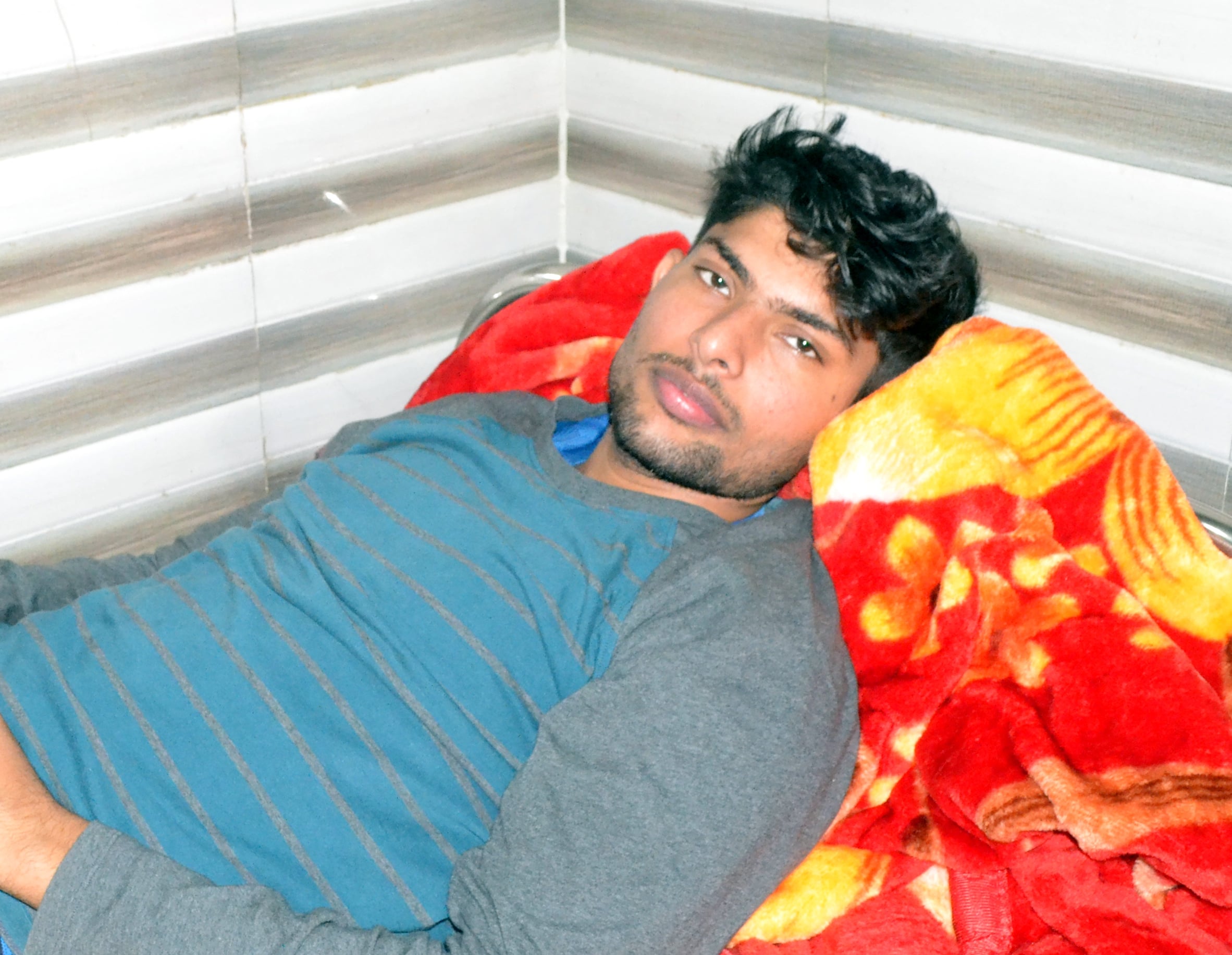 शामली प्राइवेट नर्सिंग होम में भर्ती बुखार से पीड़ित मोहल्ला काकानगर निवासी आकाश। शामली प्राइवेट नर्सिंग होम में भर्ती बुखार से पीड़ित मोहल्ला काकानगर निवासी आकाश।