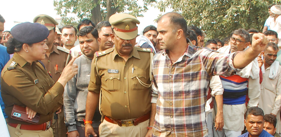 शामली पोस्टमार्टम हाऊस पर हंगामा करते अनमोल के परिजन।