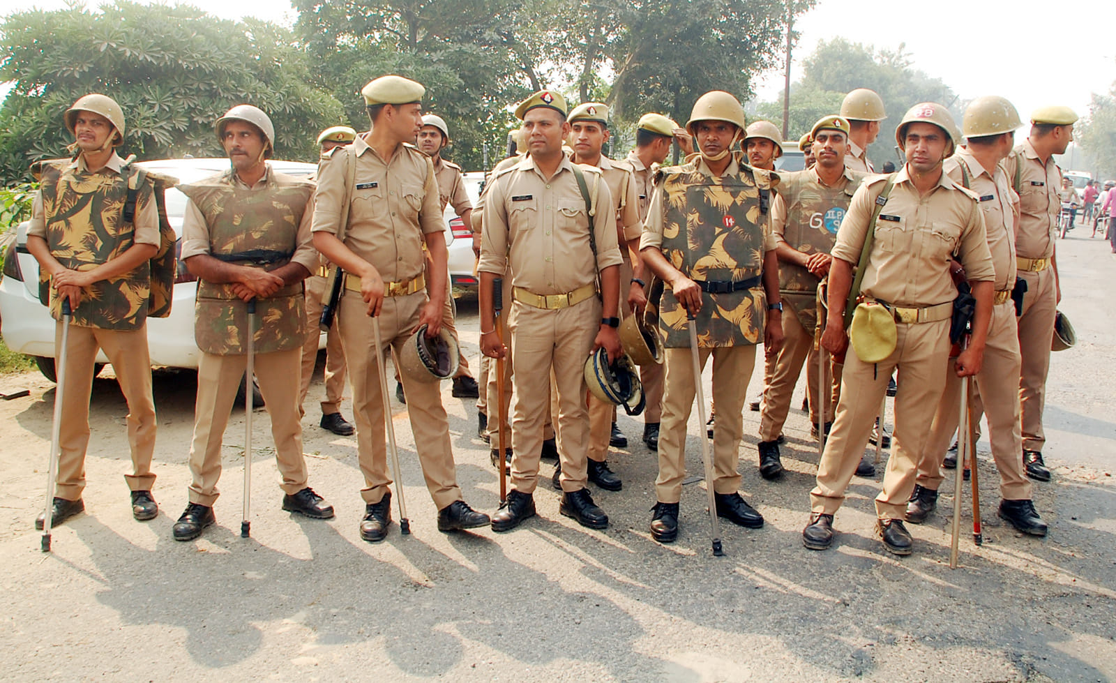 शामली पोस्टमार्टम हाऊस पर जाम के दौरान तैनात पुलिसकर्मी।