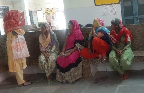 ऊन सीएचसी मरीजों की भीड़। ऊन सीएचसी मरीजों की भीड़।