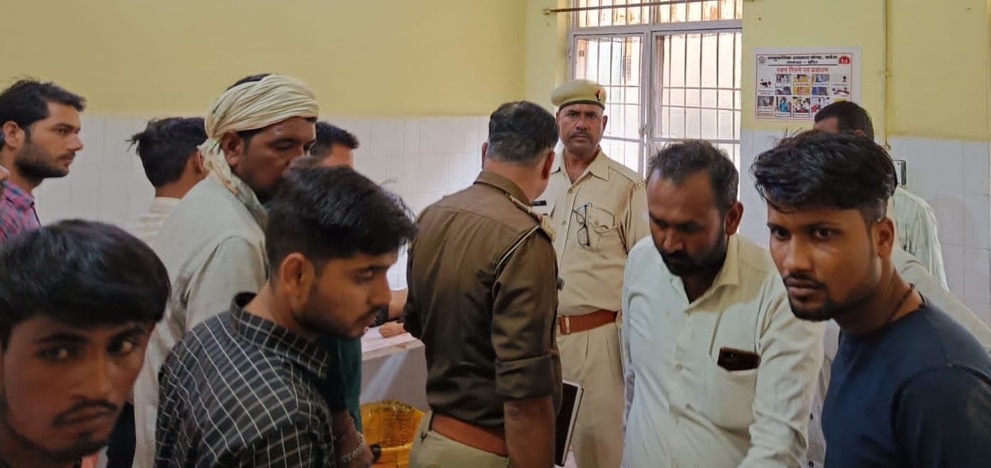 बबेरू सीएचसी में शोकग्रस्त परिजन।