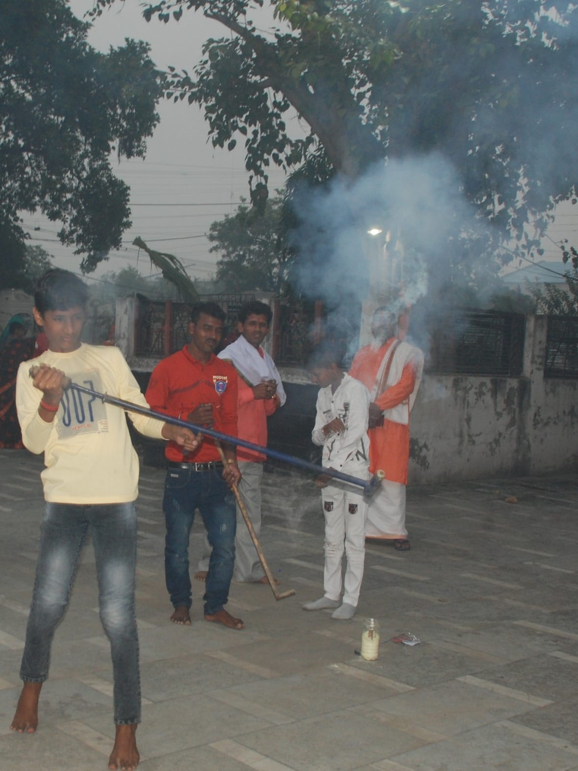 बागपत शुगर मिल स्थित दुर्गा मंदिर में छठ पूजा के दौरान आतिशबाजी करते युवक बागपत शुगर मिल स्थित दुर्गा मंदिर में छठ पूजा के दौरान आतिशबाजी करते युवक