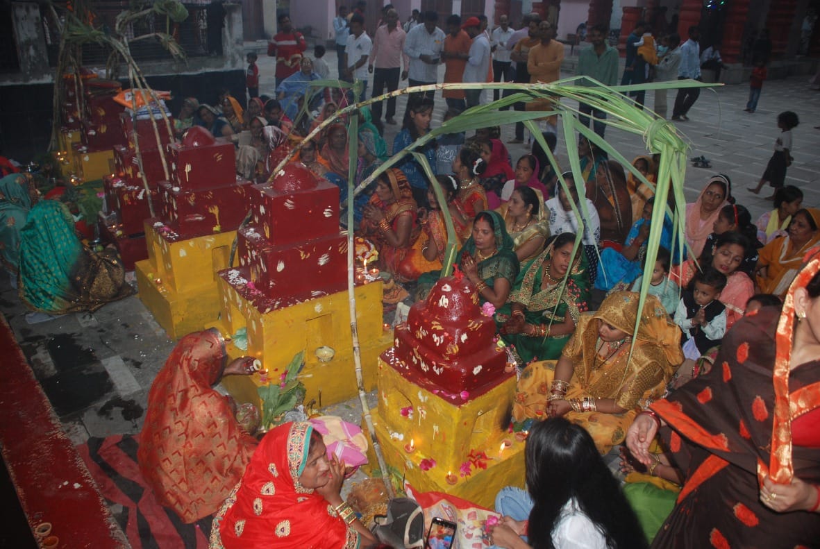 बागपत शुगर मिल स्थित दुर्गा मंदिर में रविवार को पूजा करती महिला श्रद्घालु बागपत शुगर मिल स्थित दुर्गा मंदिर में रविवार को पूजा करती महिला श्रद्घालु