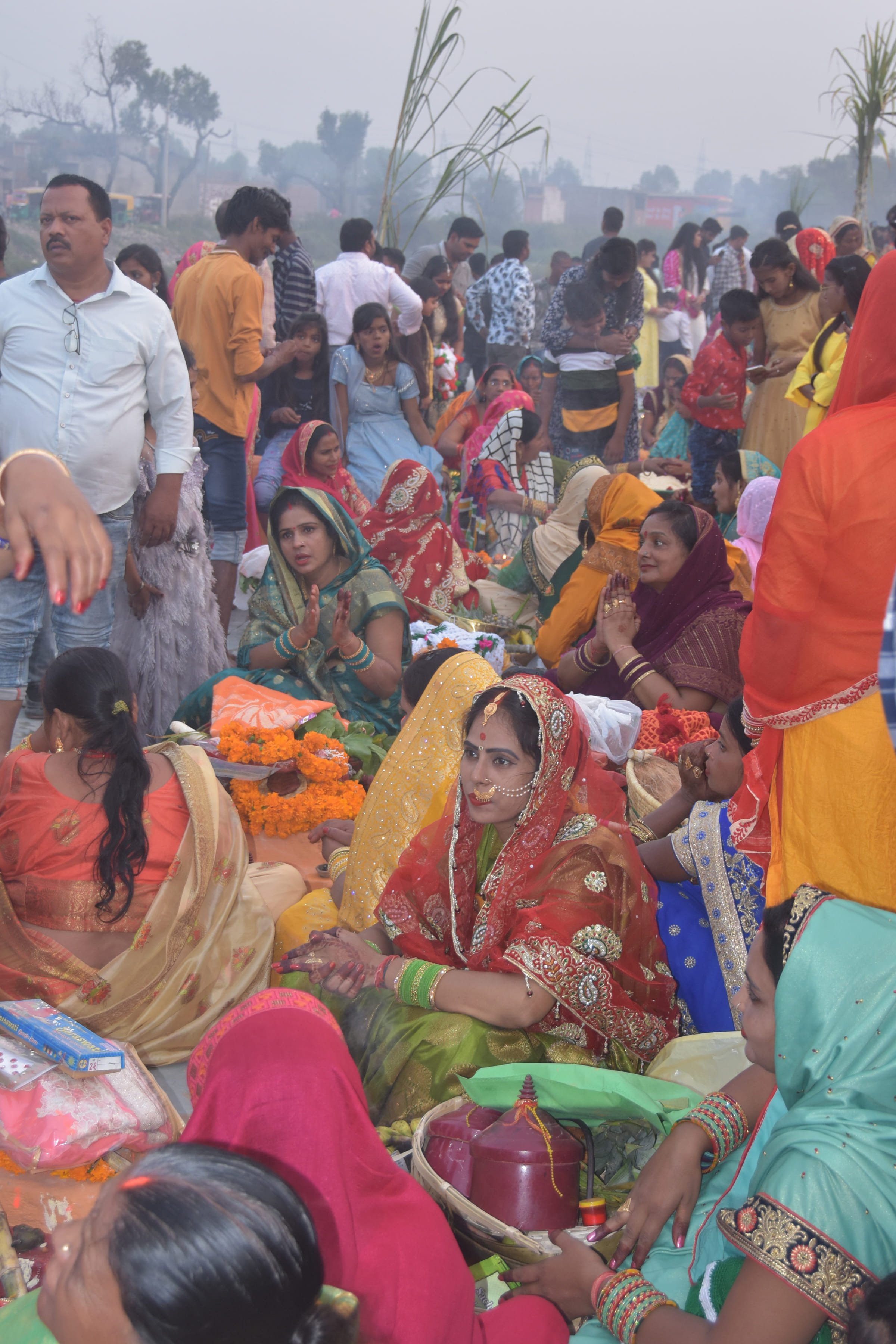 बड़ी नहर पर पूजन के दौरान परिवार के सदस्य