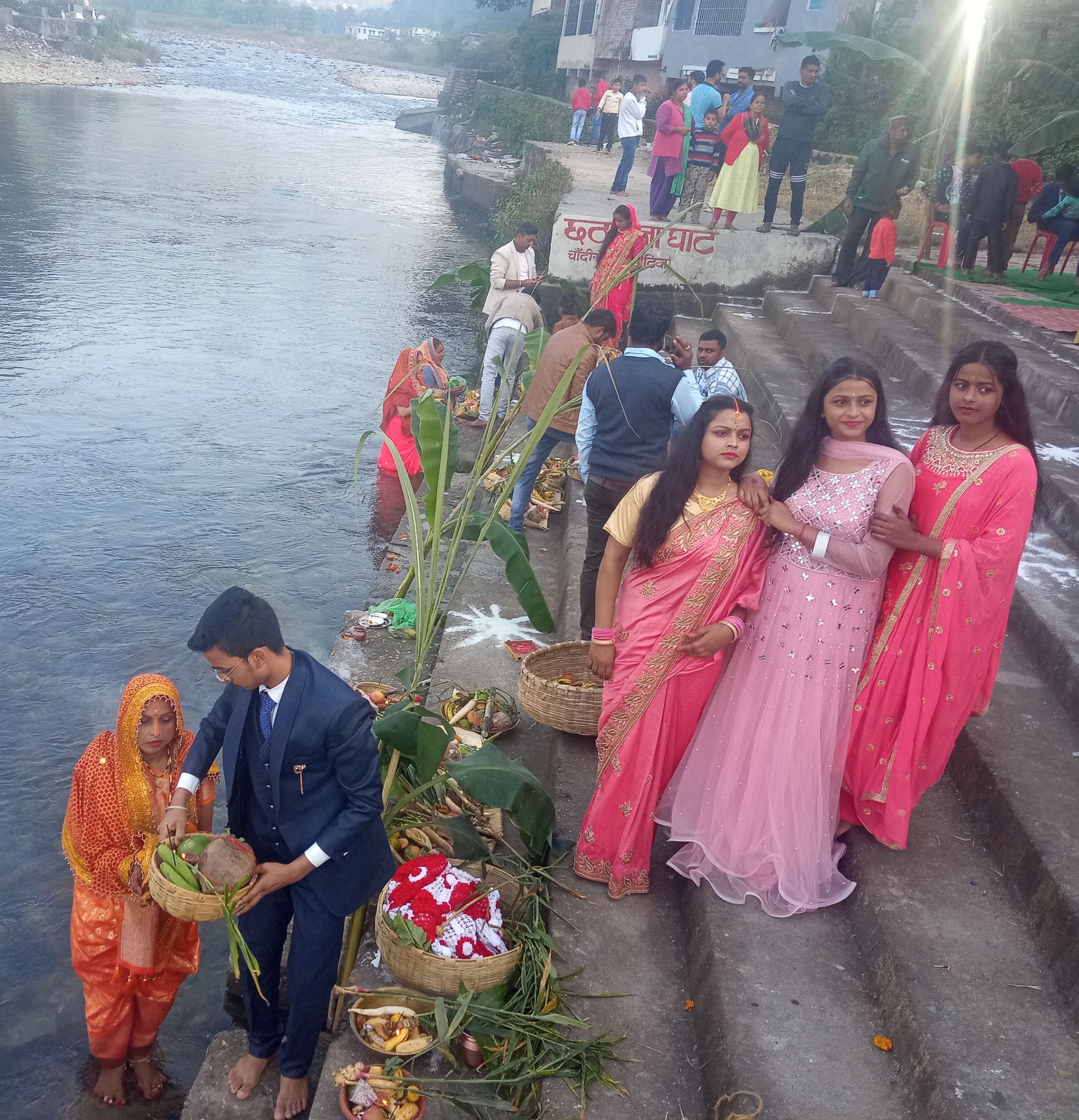 चौखुटिया में अस्ताचलगामी सूर्य की पूजा करता एक परिवार। संवाद