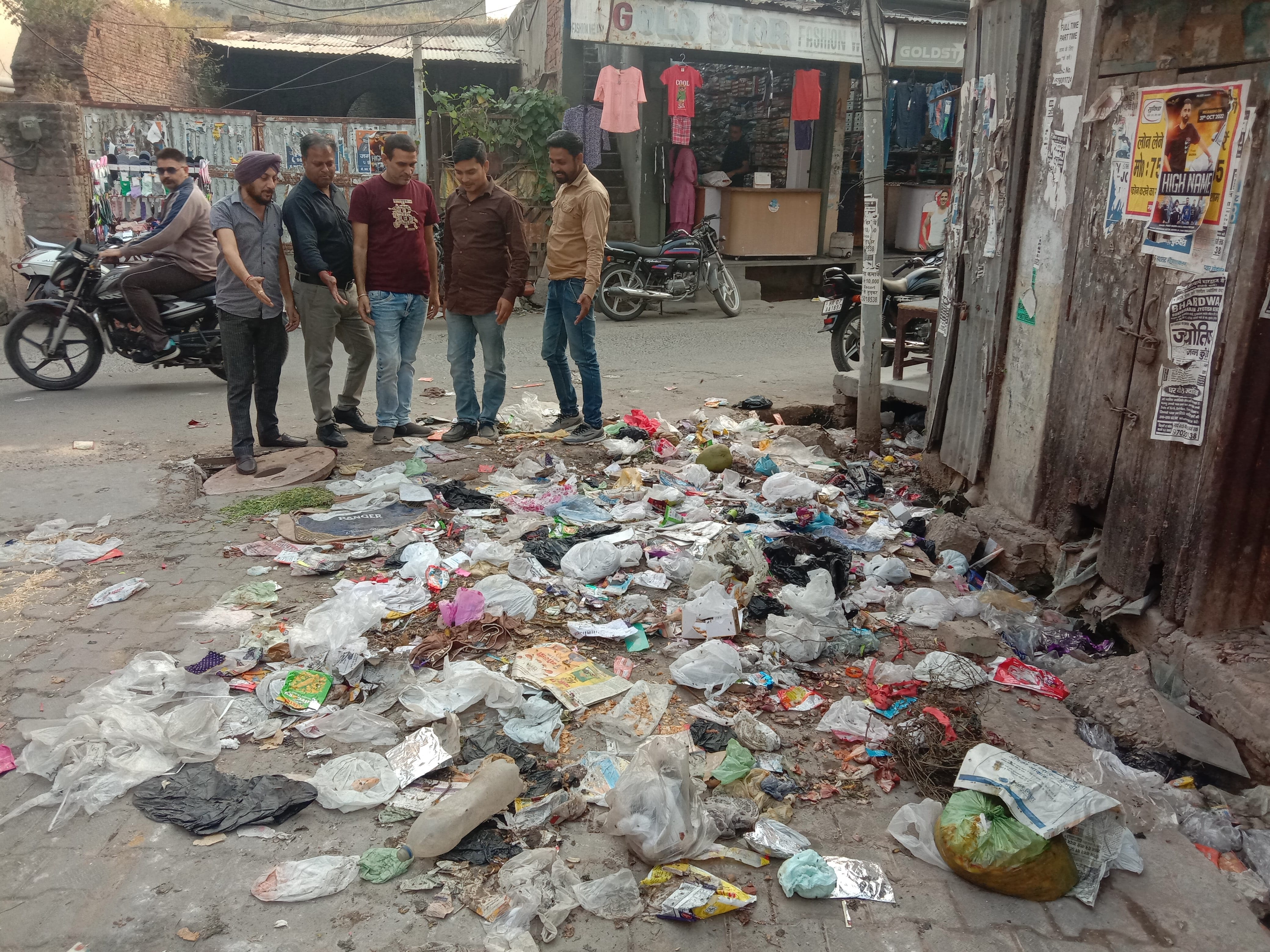 छोटा बाजार में लगा गदंगी का ढेर दिखाते दुकानदार। संवाद छोटा बाजार में लगा गदंगी का ढेर दिखाते दुकानदार। संवाद