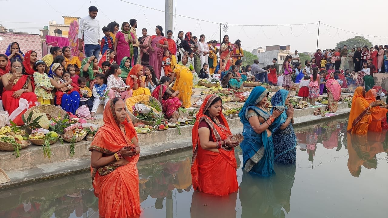 छठ महापर्व: महानगर में बाबा लालदास बाड़ा स्थित पांवधोई नदी घाट पर पूजा अर्चना करती महिलाएं।