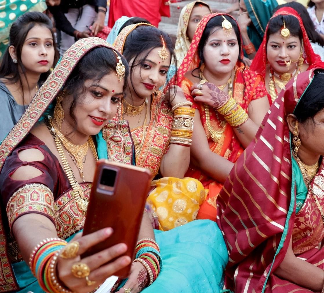 डाला छठ पूजा के दौरान बेल्हा देवी धाम में घाट पर सेल्फी लेती व्रती महिलाएं। संवाद डाला छठ पूजा के दौरान बेल्हा देवी धाम में घाट पर सेल्फी लेती व्रती महिलाएं। संवाद